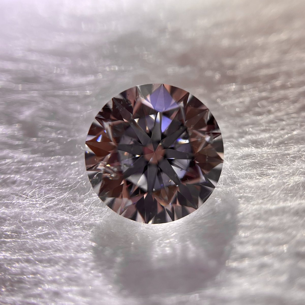 TKdiamonds50602's tweet photo. キャラアップtype2A天然ダイヤモンド入庫しております!
Eカラー, SI2, 3Ex, 1.008ct
SIクラスですが、フェイスアップした際の面に対して垂直にインクルージョンが入っているため、目立ちません!!
お値打ち価格でご提供いたします!
Dmにてお問い合わせ下さい!!
#tkダイヤ
#type2A https://t.co/inPc9jBhP6
