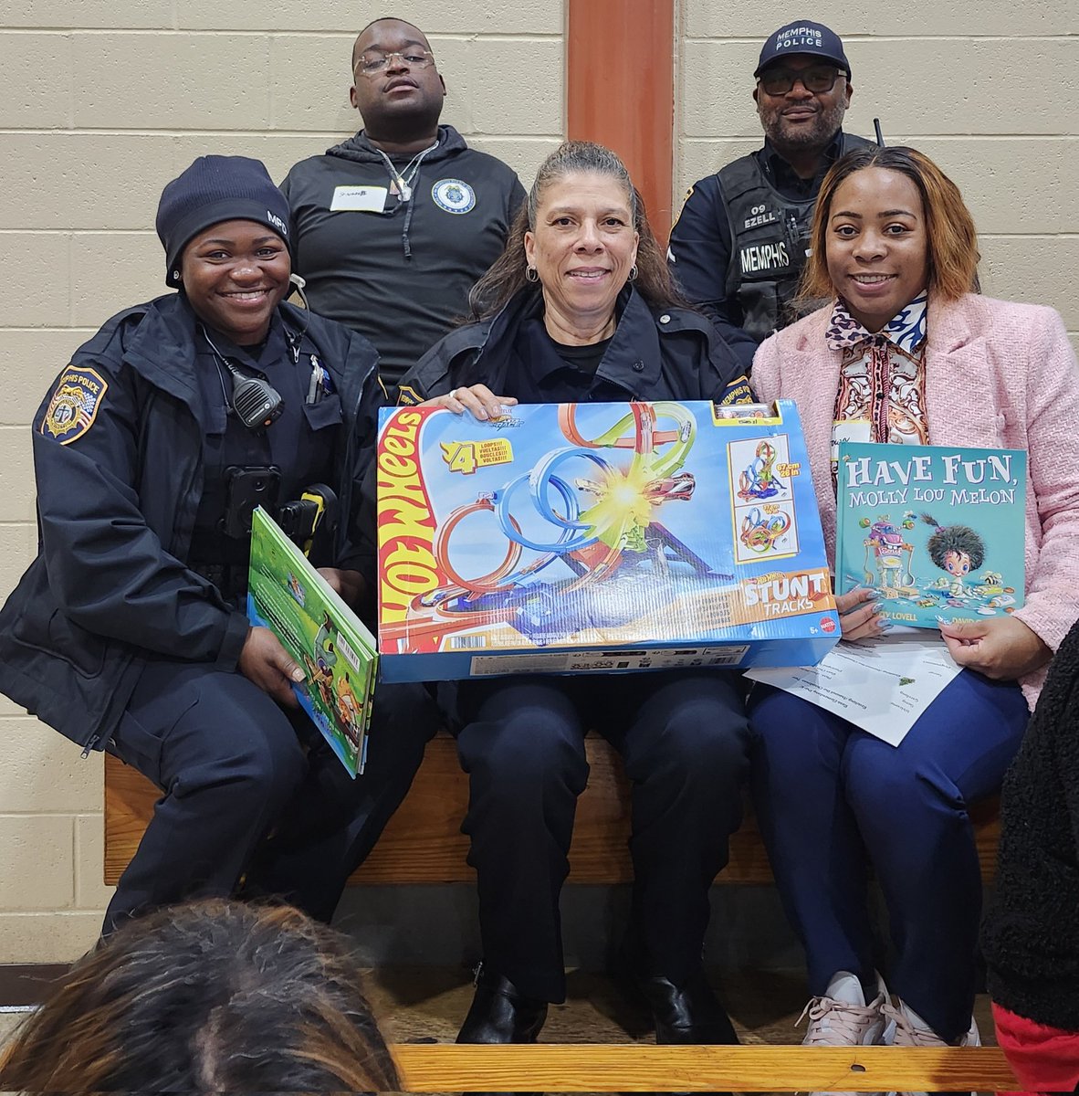 MEM_PoliceDept's tweet photo. It was a busy but merry Friday the 13th for Officers from the Memphis Police Department as they spread Christmas cheer to students at Ross Elementary and Memphis Merit Academy during their Reading Around the Christmas Tree events.
#ReadAroundTheChristmasTree https://t.co/qejLnWV1tp