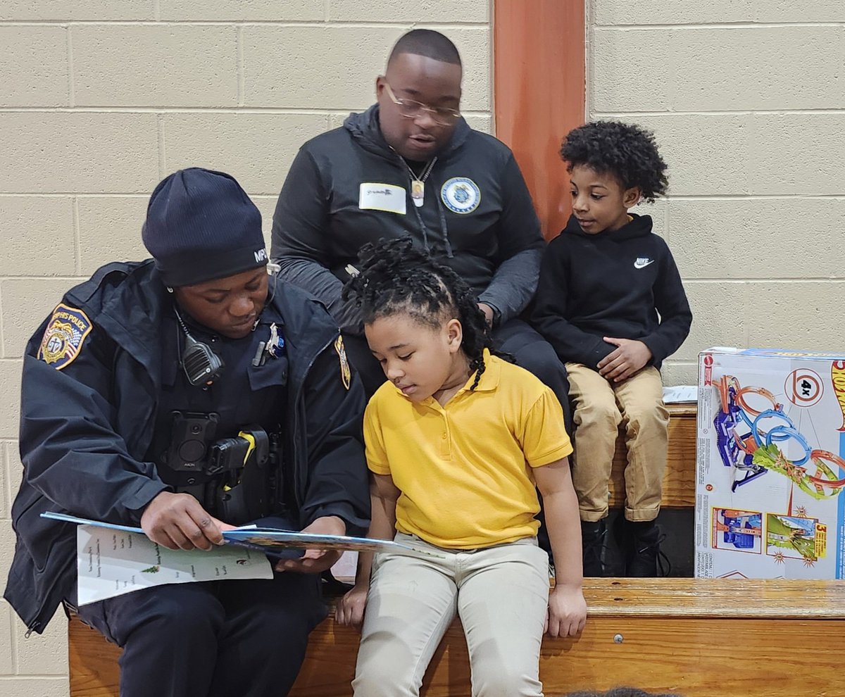 MEM_PoliceDept's tweet photo. It was a busy but merry Friday the 13th for Officers from the Memphis Police Department as they spread Christmas cheer to students at Ross Elementary and Memphis Merit Academy during their Reading Around the Christmas Tree events.
#ReadAroundTheChristmasTree https://t.co/qejLnWV1tp