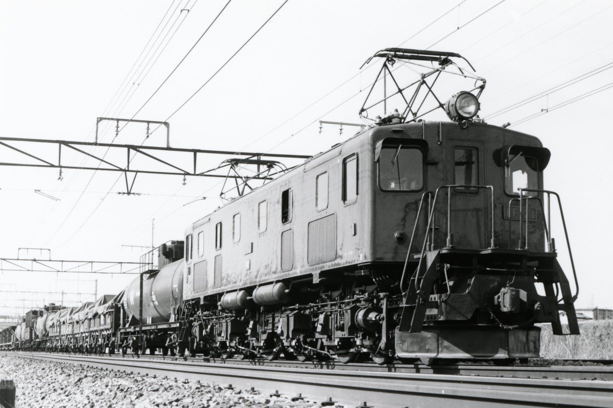 9xr2k6dxd5ndkth's tweet photo. 懐かしの撮り鉄☺️
EF12 1号機
三脚+レリーズですのでブレは無いと思いますが、子供の頃の撮影ですので立ち位置が低いです･･･😅
思わず思い出しましたが、棒みたいなレリーズが懐かしいです😅
押すとビヨーンと反対が出て来るのが面白くて遊んでいてよく祖父に怒られていました😅
#EF12
#国鉄時代 https://t.co/hfGaD5eGDX