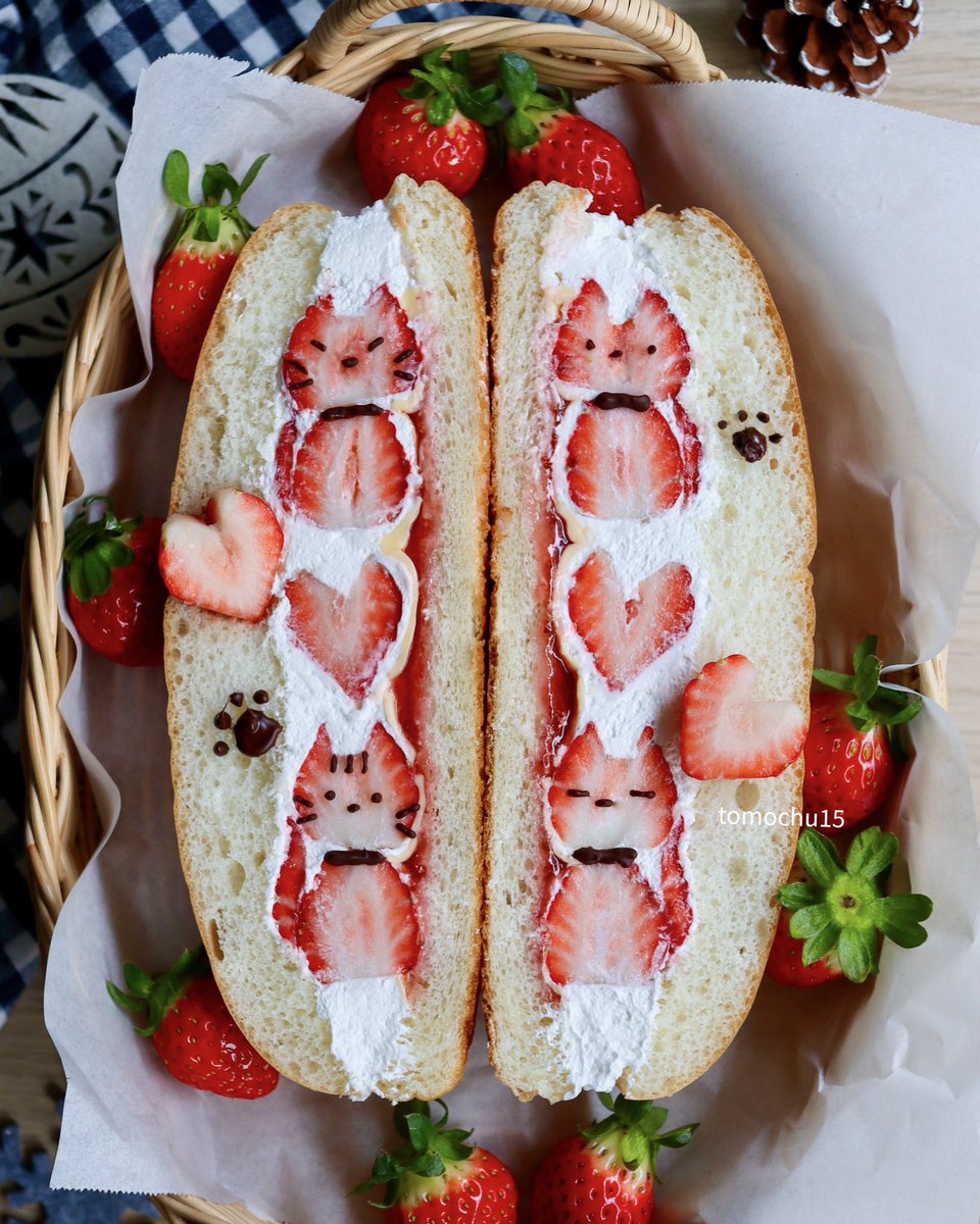 ヤマザキのコッペパン(菓子パン)に、いちごの猫ちゃんとホイップクリームをサンドした縦長のフルーツサンド🍓🐾

このいちごの猫デザイン、私が考案したフルーツサンドの中で1番お気に入り！
しっぽが可愛すぎる🐈‍⬛