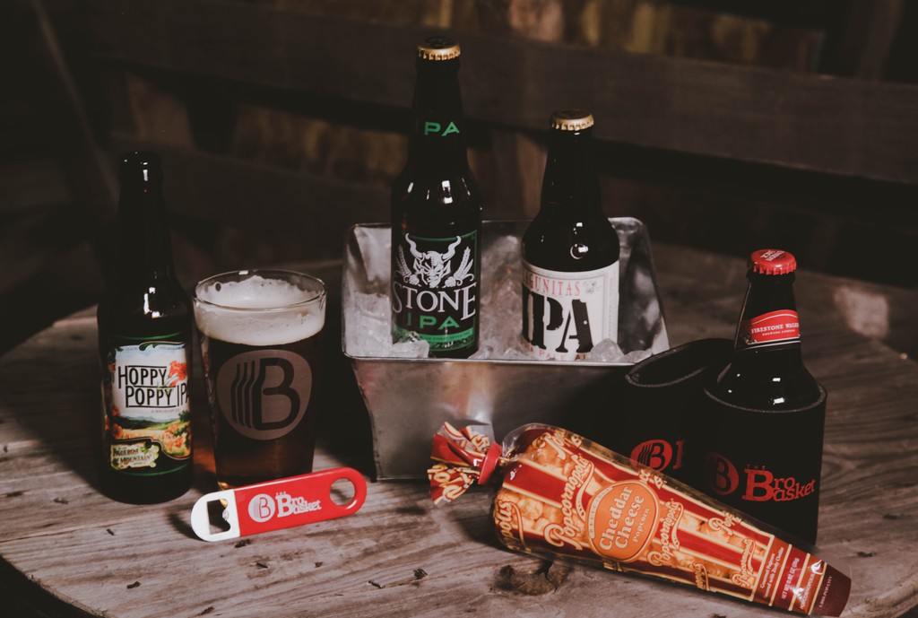 brobasket's tweet photo. 🎁 Day 9 of 12 Days of Christmas 🎁

On the ninth day of Christmas, The BroBasket brought to me... The Hop Head IPA Basket! 🍺🎉

Because the holidays are better with hops! Who’s ready to crack open this basket? 🎄🍻

https://t.co/DumAtPo5Iy https://t.co/tYqsDFck7m