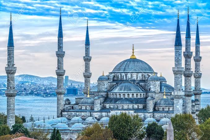 CohelsonDavid's tweet photo. The Blue Mosque, also known as the Sultan Ahmed Mosque, is an iconic symbol of #Istanbul, located near the Hagia Sophia.Built between 1609 and 1616 during Sultan Ahmed I's reign, it combines Islamic #architecture with Byzantine elements from the Hagia Sophia. #Turkey #Blue_Mosque