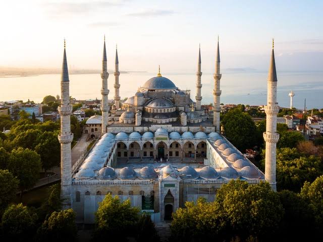 CohelsonDavid's tweet photo. The Blue Mosque, also known as the Sultan Ahmed Mosque, is an iconic symbol of #Istanbul, located near the Hagia Sophia.Built between 1609 and 1616 during Sultan Ahmed I's reign, it combines Islamic #architecture with Byzantine elements from the Hagia Sophia. #Turkey #Blue_Mosque