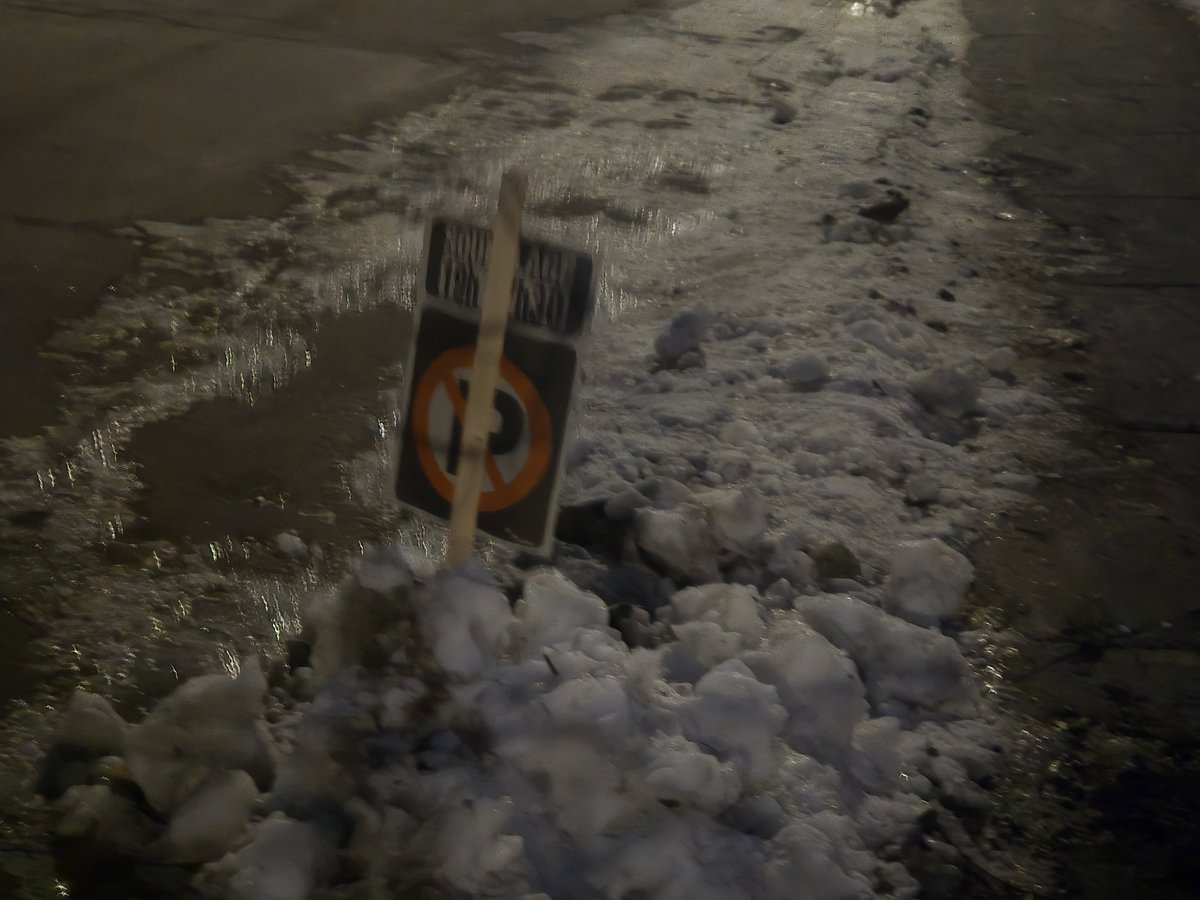 1608_2023's tweet image. Coups de coeur de la semaine
1-la SEULE pancarte sur une rue de 700 mètres qui annonce un déneigement entre 19h et 7h30...un jour
2-un bureau du gouvernement fédéral qui affiche fièrement ses couleurs
3-un de ces illég...oups, irréguliers ingénieurs dont on a tant entendu parlé