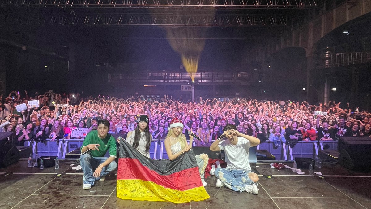 FranceJseph's tweet photo. ♠️ TWITTER - 13.12.24 ♠️

[📷]
2024.12.13
KARD 2024 TOUR [Where To Now?] en Europe à OBERHAUSEN, ALLEMAGNE

#KARD #카드
#WhereToNow #KARDInEurope
#StudioPAV #LiveYourKpopDream
#Saphir🐱https://t.co/xFQJI6OCw3