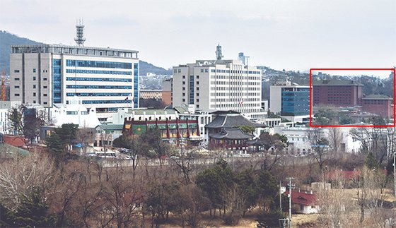 Yujin_030901's tweet photo. 미국 CIA가 용산 대통령실 바로 앞에 있는 Dragon Hill Lodge 미군 호텔에서 대통령실 영내 인원 움직임 감시와 대화 감청까지 다 하고 있음.
2022년에 윤석열 정부가 뒤늦게 이 문제를 인지하고 미군 호텔을 3천억원에 매입해 대통령실 영빈관으로 사용하겠다고 제안했지만 당연히 미국 정부는 거절. https://t.co/NDF62frbcY