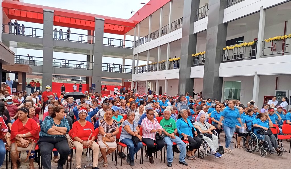 vallovig's tweet photo. @UbeEcuador @rtolozano2 @ElenaTolozano @RosangelaCaice3 @EduSuperiorEc @ces_ec @Caces_Ec Cientos de adultos mayores de diversas organizaciones de #Durán recibieron el agasajo #UBETon2024 desde la comunidad @UbeEcuador 
Alumnos, docentes, administrativos y autoridades contribuyeron con #canastasnavideñas en una acción civica que abona al sentido de la #Navidad2024 https://t.co/1g0u0a2BI1