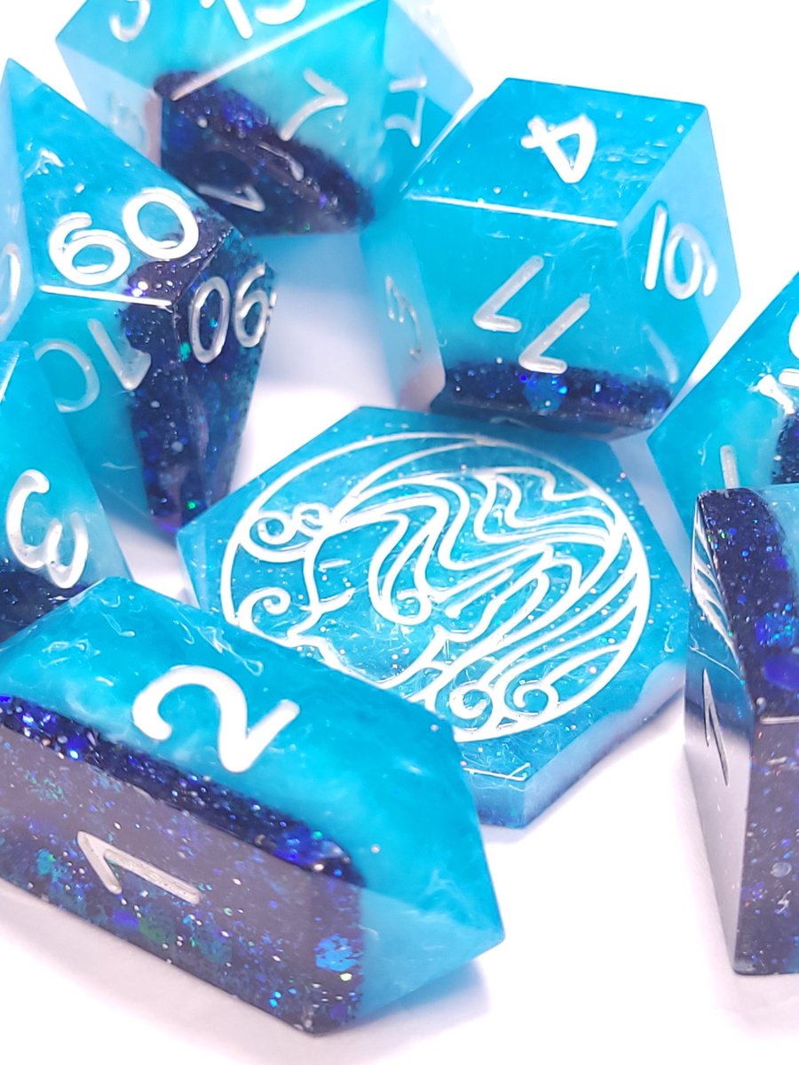 FlutesCreations's tweet photo. Ocean Waves is a lovely blue set with glitter and white swirls. 

#flutescreations #dicemaker #dice #polyhedraldice #handmadedice #ttrpg #ttrpgdice https://t.co/3yUVsUWpvj