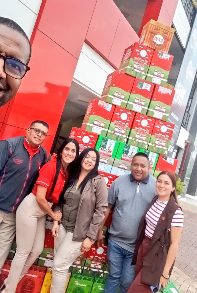 vallovig's tweet photo. @UbeEcuador @rtolozano2 @ElenaTolozano @RosangelaCaice3 @EduSuperiorEc @ces_ec @Caces_Ec Cientos de adultos mayores de diversas organizaciones de #Durán recibieron el agasajo #UBETon2024 desde la comunidad @UbeEcuador 
Alumnos, docentes, administrativos y autoridades contribuyeron con #canastasnavideñas en una acción civica que abona al sentido de la #Navidad2024 https://t.co/1g0u0a2BI1