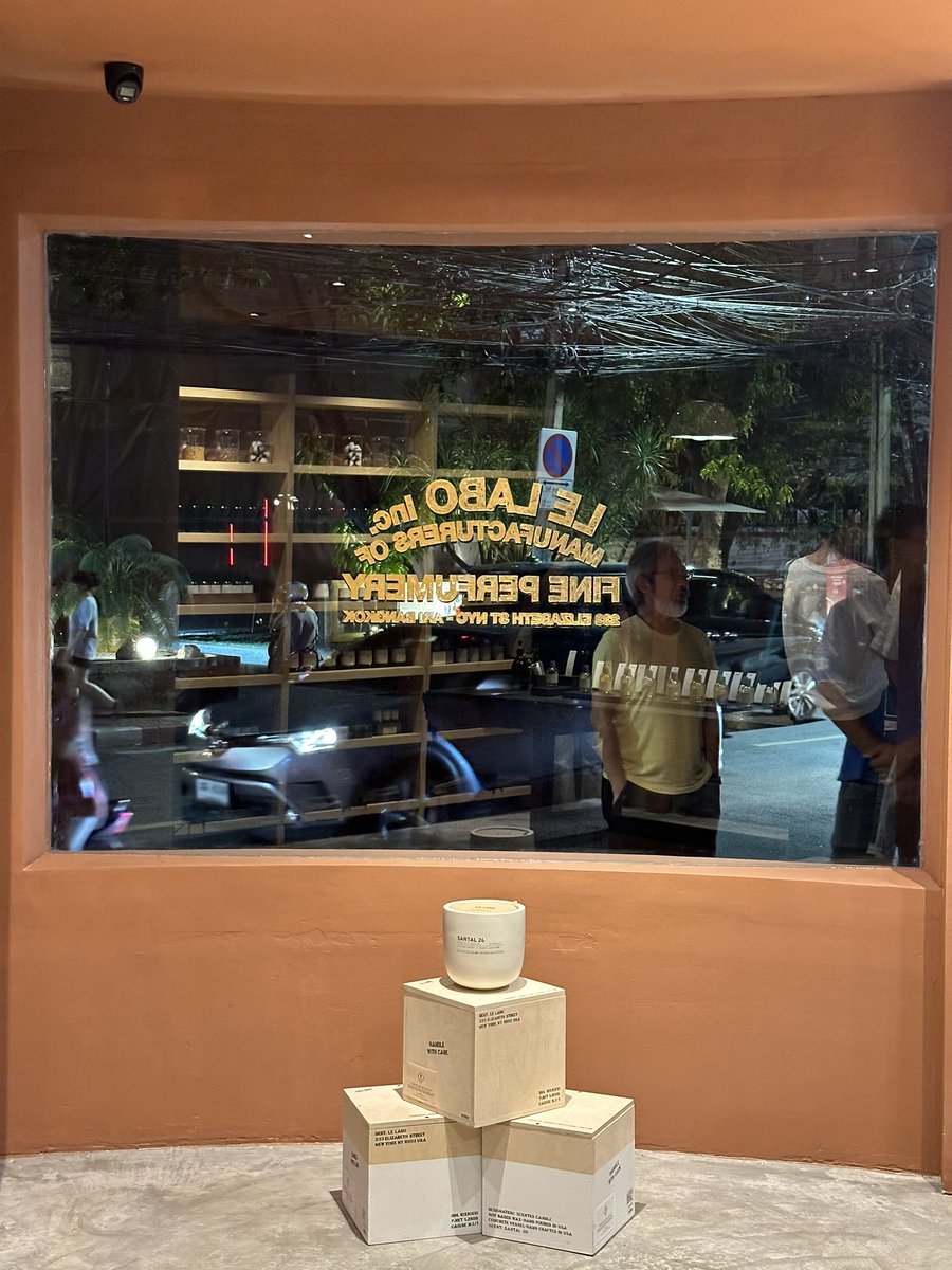 kajornfurst's tweet photo. Le Labo Fragrances เค้ามาบุกย่านอารีย์แล้ว!! Le Labo Ari เป็นสาขา Stand Alone แห่งแรกของแบรนด์ ร้านสวยมาก มีสินค้าให้เลือกซื้อครบทุกไลน์ ส่วนราคาก็ดีมากเช่นกัน ไปลองกันได้ฮะ ที่อารีย์ซอย 4 ฝั่งเหนือ

#LetsHoparound #LeLabo #LeLaboFragrances #LeLaboThailand #ร้านน้ำหอม #Bangkok https://t.co/OBJ2RxpmN5