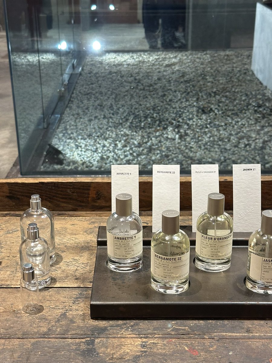 kajornfurst's tweet photo. Le Labo Fragrances เค้ามาบุกย่านอารีย์แล้ว!! Le Labo Ari เป็นสาขา Stand Alone แห่งแรกของแบรนด์ ร้านสวยมาก มีสินค้าให้เลือกซื้อครบทุกไลน์ ส่วนราคาก็ดีมากเช่นกัน ไปลองกันได้ฮะ ที่อารีย์ซอย 4 ฝั่งเหนือ

#LetsHoparound #LeLabo #LeLaboFragrances #LeLaboThailand #ร้านน้ำหอม #Bangkok https://t.co/OBJ2RxpmN5