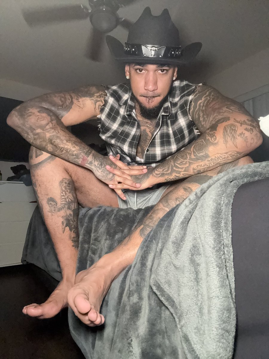 Promomanx's tweet photo. Would you lick my soles up and down ? 24 hours a day ? https://t.co/SIA6trxn2A