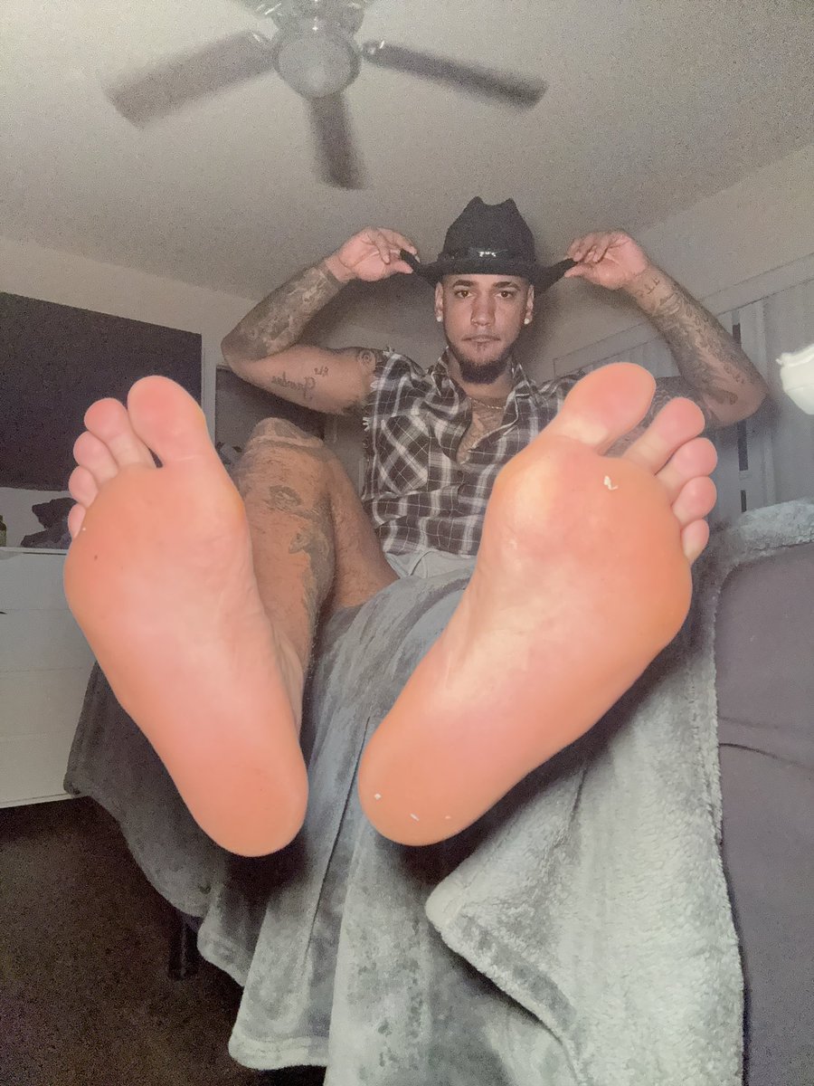 Promomanx's tweet photo. Would you lick my soles up and down ? 24 hours a day ? https://t.co/SIA6trxn2A