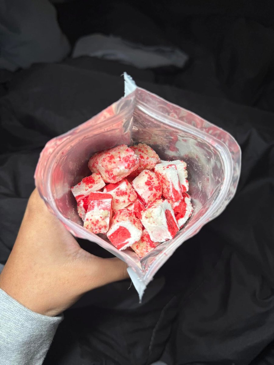 layxsnv's tweet photo. freeze dried strawberry 🍓 crunch ice cream bites 😩🤤 10000000/10 https://t.co/nmzLlcAIZO