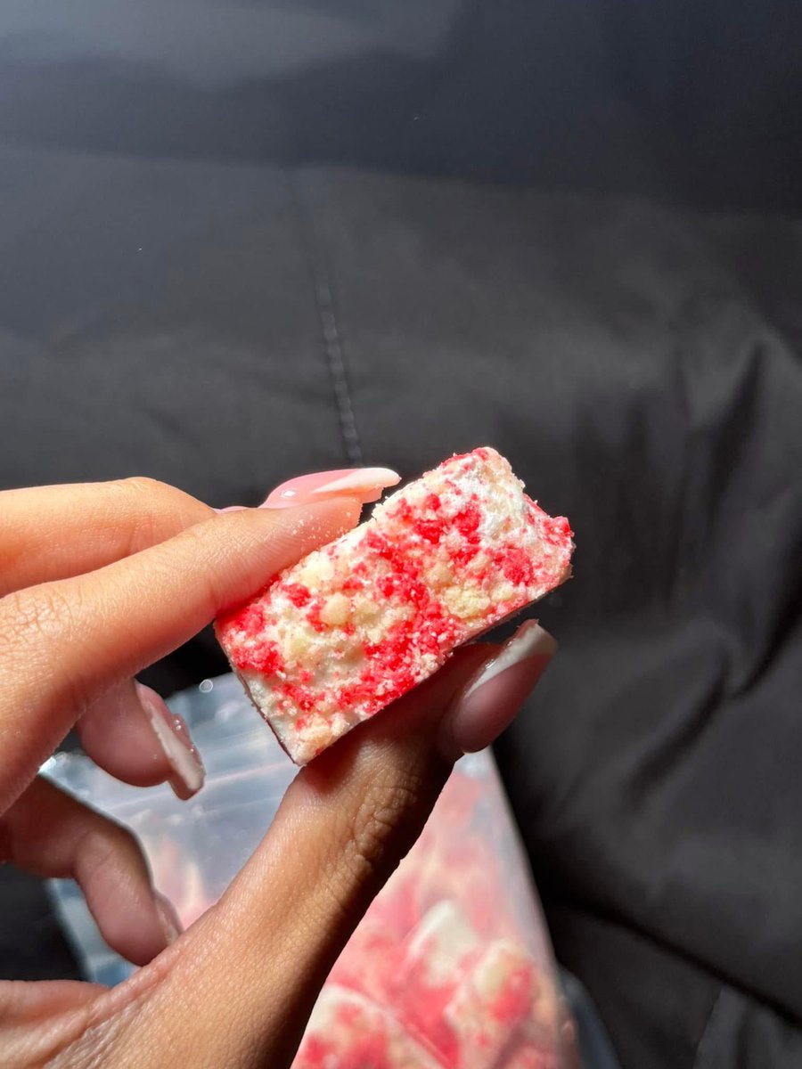 layxsnv's tweet photo. freeze dried strawberry 🍓 crunch ice cream bites 😩🤤 10000000/10 https://t.co/nmzLlcAIZO