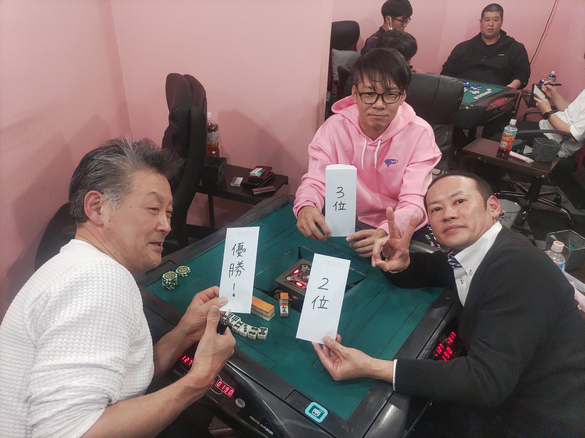 MajanRock's tweet photo. 第４回ROCK杯！
皆さまありがとうございましたっ！
今回の優勝は青木さん！！
４回目にして念願の優勝(^^)
決勝にいければ絶対優勝する！と言ってましたが有言実行！80000点オーバー、２人飛ばしの完全勝利！おめでとー！！ https://t.co/QCc2QX4SRa