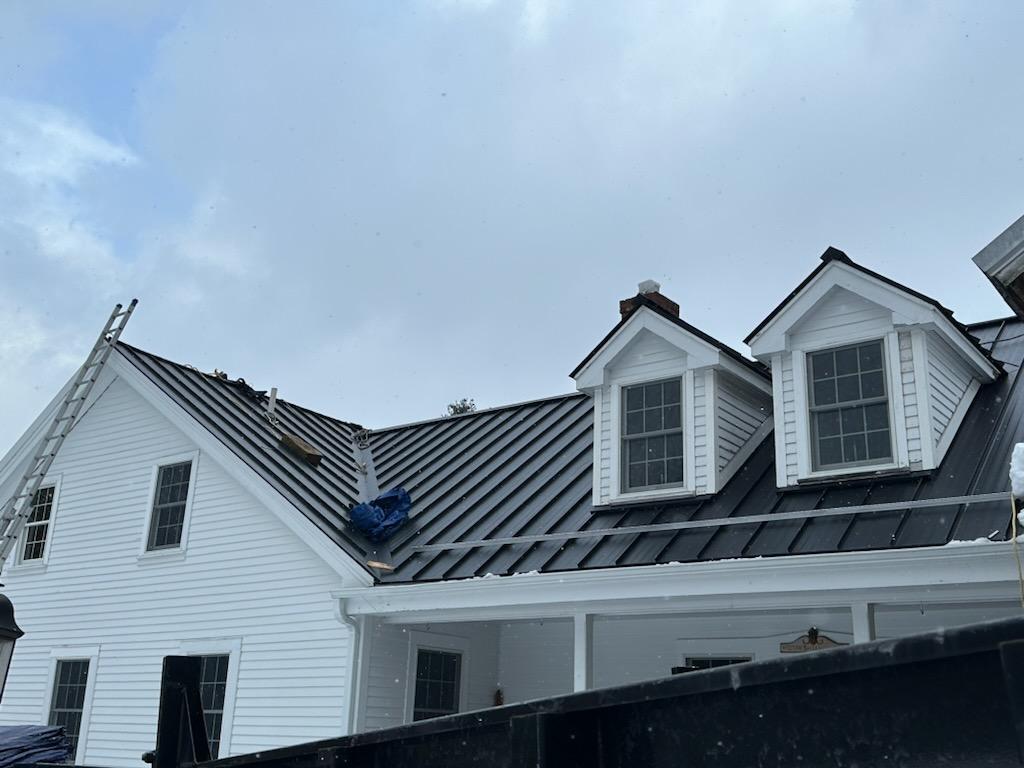 Premierroofnh's tweet photo. Winter makes it take a little longer, but still a perfect seamless roof. Call today for a free estimate 603-202-0309 https://t.co/brmw4Mye9i #metalroofing #RoofingContractor #snowguards #drexelmetals #gafmasterelite #newengland https://t.co/JLdbc3cHkR