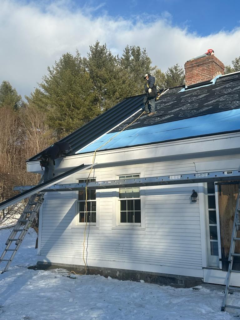 Premierroofnh's tweet photo. Winter makes it take a little longer, but still a perfect seamless roof. Call today for a free estimate 603-202-0309 https://t.co/brmw4Mye9i #metalroofing #RoofingContractor #snowguards #drexelmetals #gafmasterelite #newengland https://t.co/JLdbc3cHkR