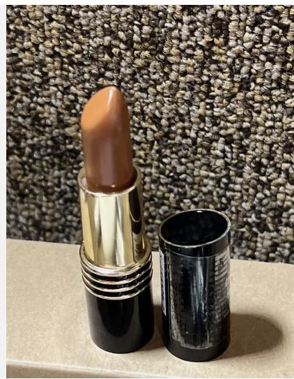 yamillicious's tweet photo. Hola @revlon @REVLONMexico 

Please bring back the original Toast of New York !  That  new orangish it’s not pretty ! Thanks ! Me urge que regresen el tono original de toast of New York ,  ese naranjoso que sacaron ahora no está lindo , gracias ! https://t.co/cbD5OwELPh