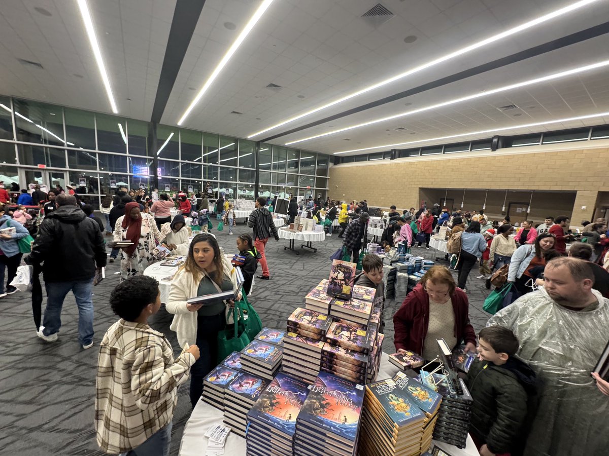 MattMPariseau's tweet photo. Another amazing year of holiday magic during tonight’s annual literacy event— Winter Wonderland! Despite the rain…smiles, laughter, and fun abounded from students, parents &amp; our fabulous Spring ISD Staff! ❄️⛄️🎄📚#HappyHolidays #BelieveInSpring ⁦@SpringISD⁩ https://t.co/z2s8fouRge
