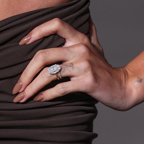 pradaparisian's tweet photo. I want hailey bieber's engagement ring! https://t.co/QTPNeotOOf