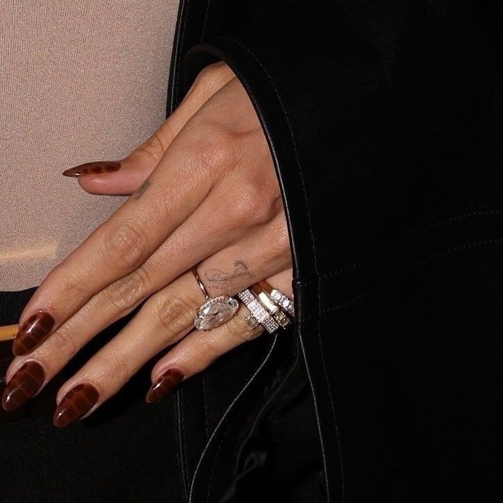 pradaparisian's tweet photo. I want hailey bieber's engagement ring! https://t.co/QTPNeotOOf