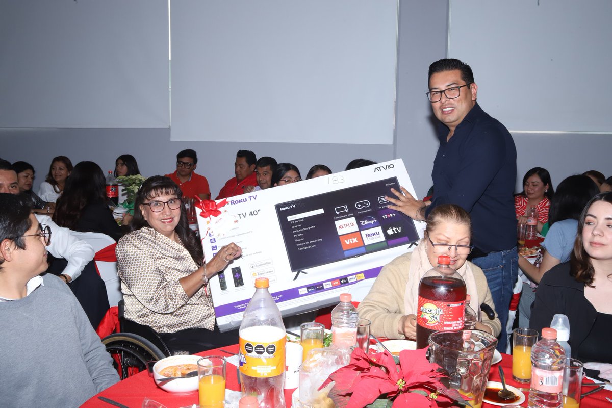NestorCamarillo's tweet photo. Comimos todos juntos, hubo rifa de regalos y nos deseamos lo mejor para el próximo año 🎁
¡#QueVivaElPRI! https://t.co/zWBQF7lhlb