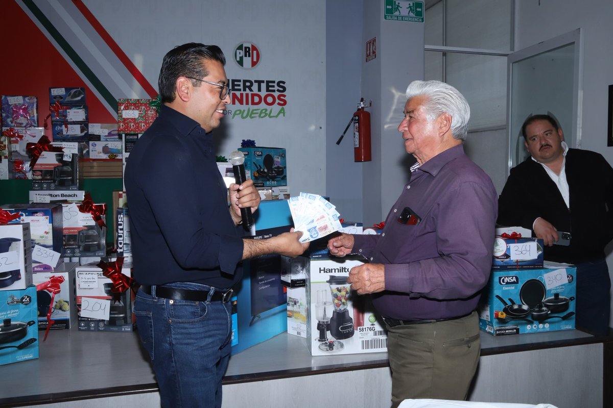 NestorCamarillo's tweet photo. Comimos todos juntos, hubo rifa de regalos y nos deseamos lo mejor para el próximo año 🎁
¡#QueVivaElPRI! https://t.co/zWBQF7lhlb