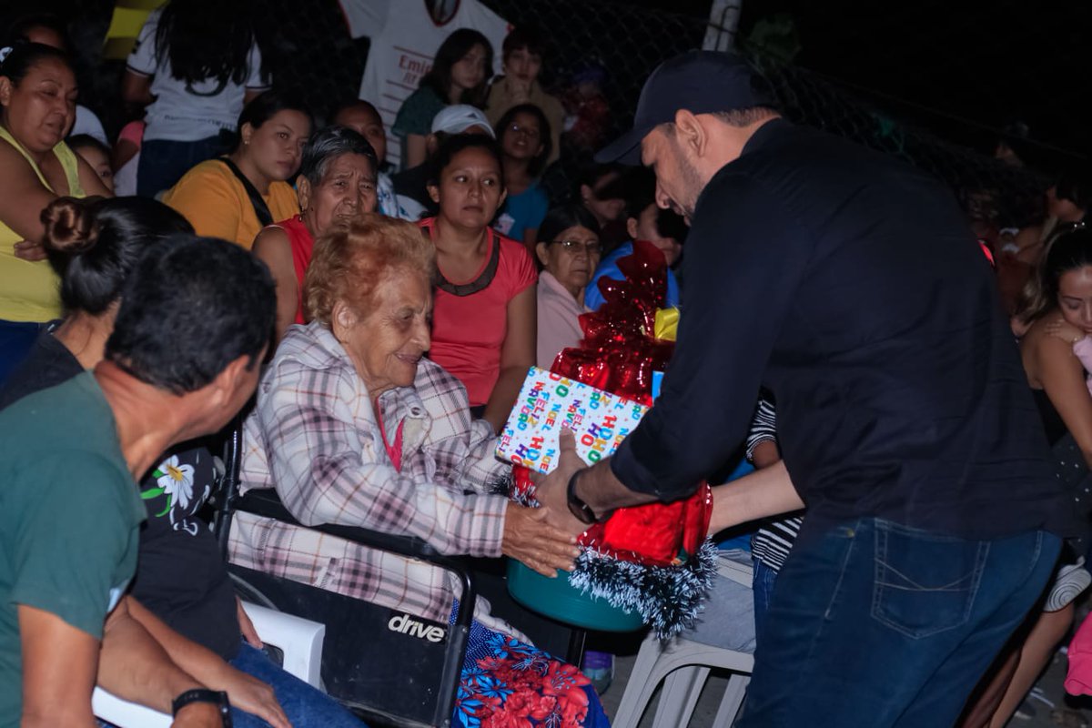 DennisSalinas_'s tweet photo. Antes, lugares como el cantón Dolores de Apulo, Ilopango, vivían bajo el control de las pandillas. Hoy, gracias al liderazgo firme del Presidente @nayibbukele y al Plan Control Territorial, celebramos en paz y seguridad. Somos el país más seguro del hemisferio occidental. 🇸🇻✨ https://t.co/6hBLf3Wxpy