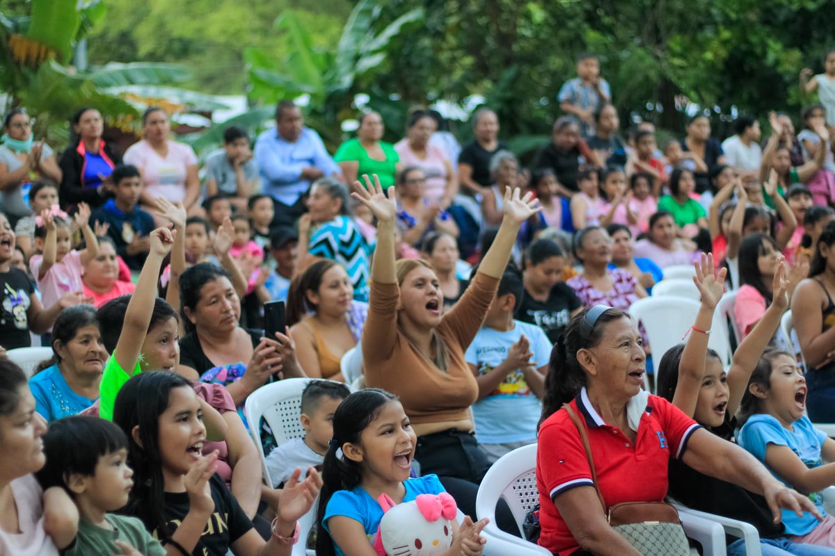 DennisSalinas_'s tweet photo. Antes, lugares como el cantón Dolores de Apulo, Ilopango, vivían bajo el control de las pandillas. Hoy, gracias al liderazgo firme del Presidente @nayibbukele y al Plan Control Territorial, celebramos en paz y seguridad. Somos el país más seguro del hemisferio occidental. 🇸🇻✨ https://t.co/6hBLf3Wxpy