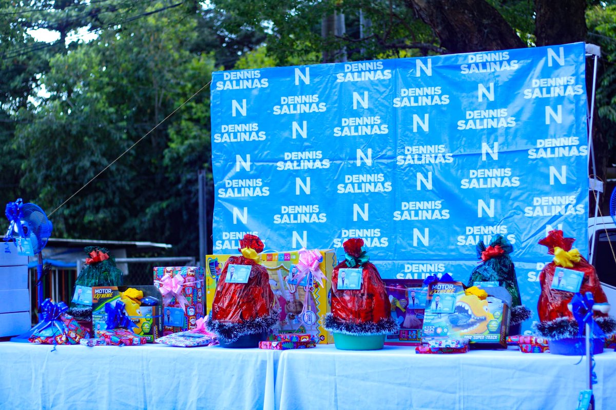 DennisSalinas_'s tweet photo. Antes, lugares como el cantón Dolores de Apulo, Ilopango, vivían bajo el control de las pandillas. Hoy, gracias al liderazgo firme del Presidente @nayibbukele y al Plan Control Territorial, celebramos en paz y seguridad. Somos el país más seguro del hemisferio occidental. 🇸🇻✨ https://t.co/6hBLf3Wxpy
