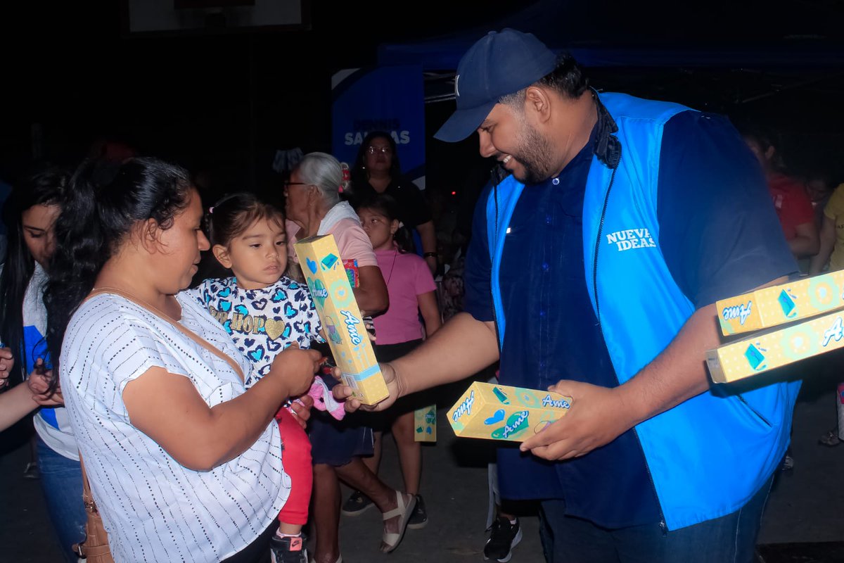 DennisSalinas_'s tweet photo. Gracias al apoyo de la estructura distrital de Nuevas Ideas Ilopango, compartimos alegría navideña con las familias: juguetes, rifas y momentos inolvidables. Hoy, en un país de paz y esperanza, celebramos juntos el verdadero espíritu de la Navidad. 💙

 #GiraNavideña #Seguridad https://t.co/tnR3S7X26d