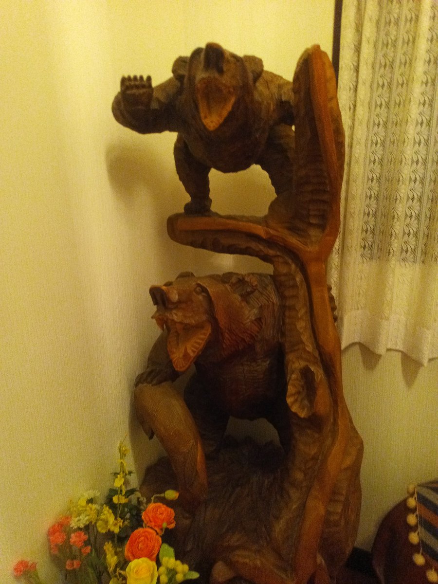 旅館の木彫りの熊がめっちゃ陽キャだった。