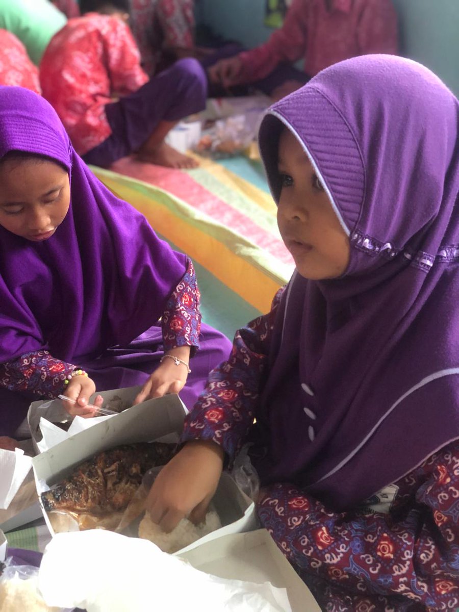 ZaniTarzan's tweet photo. Kamis(12-12-24)tarzan zani luhkan kota bengkulu,kegiatan makan bergizi gratis,menu ikan ut generasi emas 2045,dalm rangka KARKANAS ke 11 thn 2024,di SDN 57.kelurahan pasar bengkulu,kota bengkulu
#GiatLuhkanSatminkalBRPPUPP
#luhlapor 
@bppsdm_kp 
@bppsdm_brppupp https://t.co/YST82ChibZ