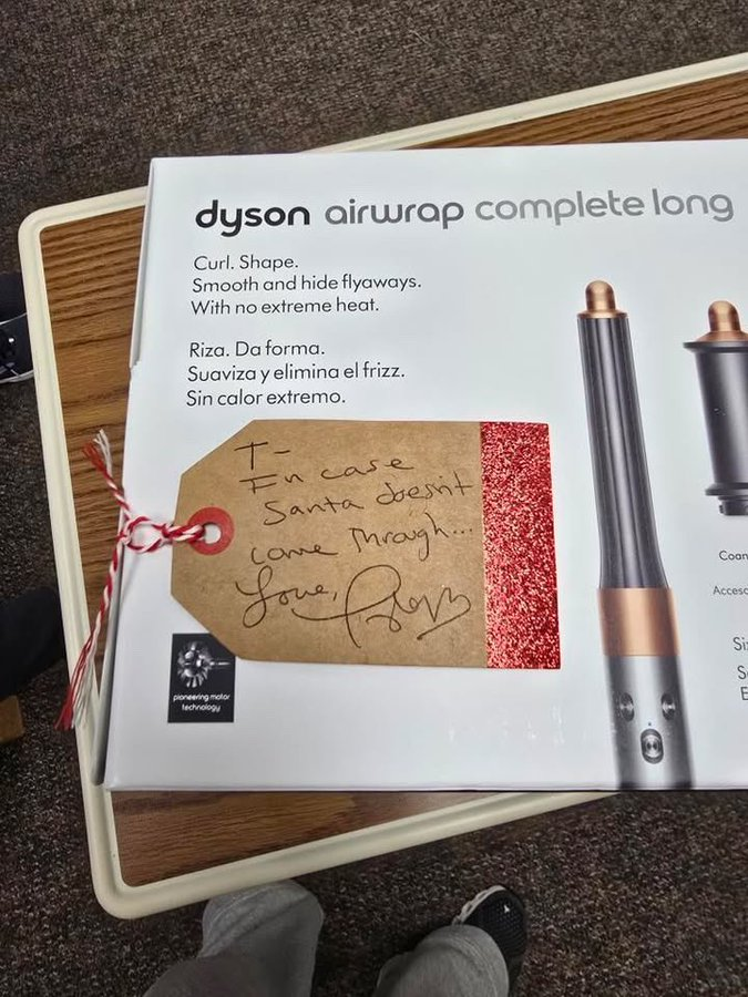 ThePopFlop's tweet photo. Taylor Swift reportedly gifted a patient at Childrens Mercy Hospital in Kansas City a Dyson Airwrap after the patient told her she wanted one for Christmas. https://t.co/EdPaFXYIJM