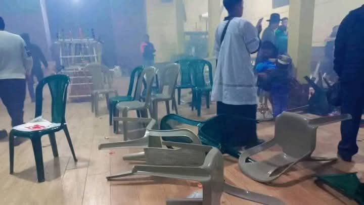 StarNewsNoti's tweet photo. #URGENTE: Cuerpos de socorro reportan varios heridos al explotar una bomba de trueno (feria) en el  interior de la iglesia católica en la  comunidad Oxlajuj. Santa Lucia la reforma Totonicapan. https://t.co/Q7gEzJTmLm