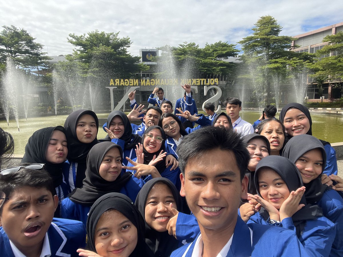 tinalcj's tweet photo. This photo was taken when we're in the first year of college https://t.co/5fDvNwav5b