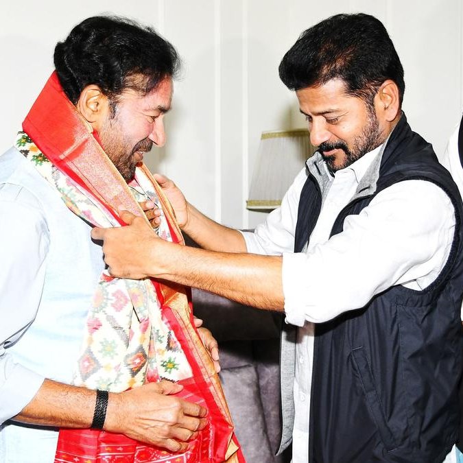 KonathamDileep's tweet photo. ఢిల్లీ దాకా పోయింది
కేవలం బీజేపీ పెద్దలను కలిసింది
కేటీఆర్ మీద విచారణకు అనుమతి కోసమేనా?

వింతేమిటంటే
గుంపు మేస్త్రీ ఢిల్లీ పర్యటనల్లో
స్వంత పార్టీ అధిష్టానం అపాయింట్‌మెంట్ ఇవ్వదు,
కానీ బీజేపీ అధిష్టానం మాత్రం రెగ్యులర్‌గా కలుస్తది! 

బడే భాయ్ -చోటే భాయ్
రాజకీయ జుగల్‌బందీ 
దేశమంతా చూస్తున్నది.