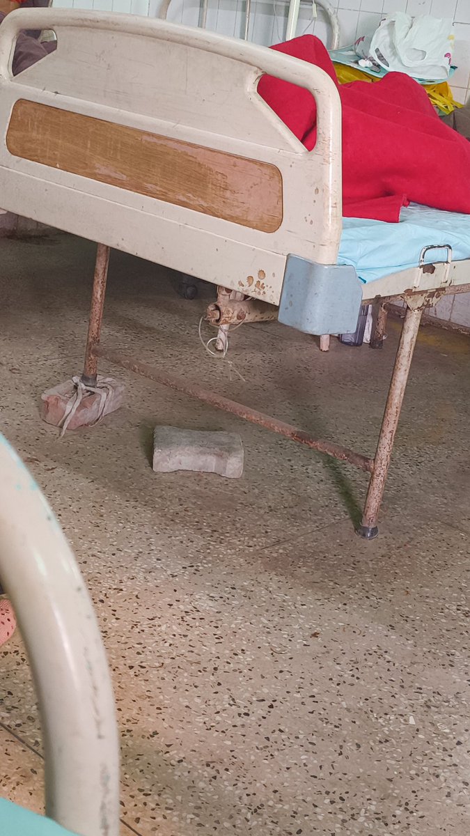 MUpums's tweet photo. Bed No.22 #SurgeryWard 2nd , #JaunpurDistrictHospital - यहां मरीज के साथ साथ यहां के pateints bed भी सहारे पर हैं , आखिर ये झूठे दावे कागज़ी राशि जा कहां रही है ? कृपया ध्यान दें मरीज़ का इलाज हो , लाइलाज न हो @UPGovt @yadavakhilesh @DMjaunpur @dimpleyadav @myogiadityanath https://t.co/OjsbJUxXFL