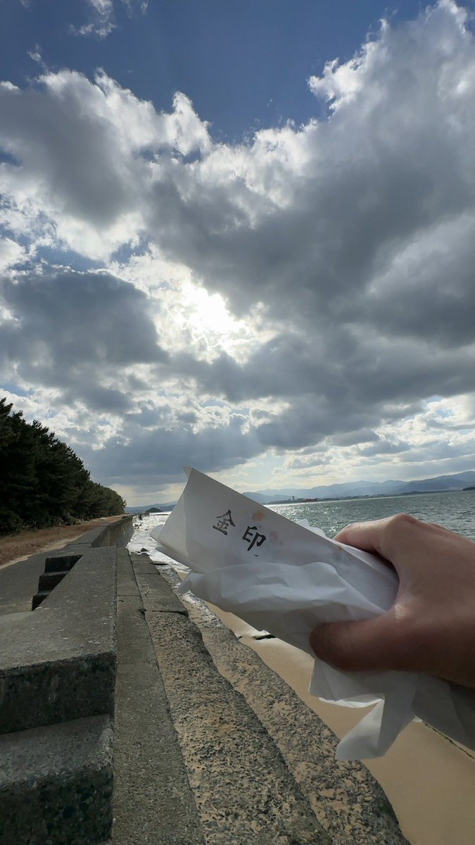 1年ぶりに金印ドックを食べに来ました
リニューアルされて広々してます

案内に従って森を抜けるとそこは
絶景が広がってました

そこで食べる金印ドックは
とても美味しかったです 