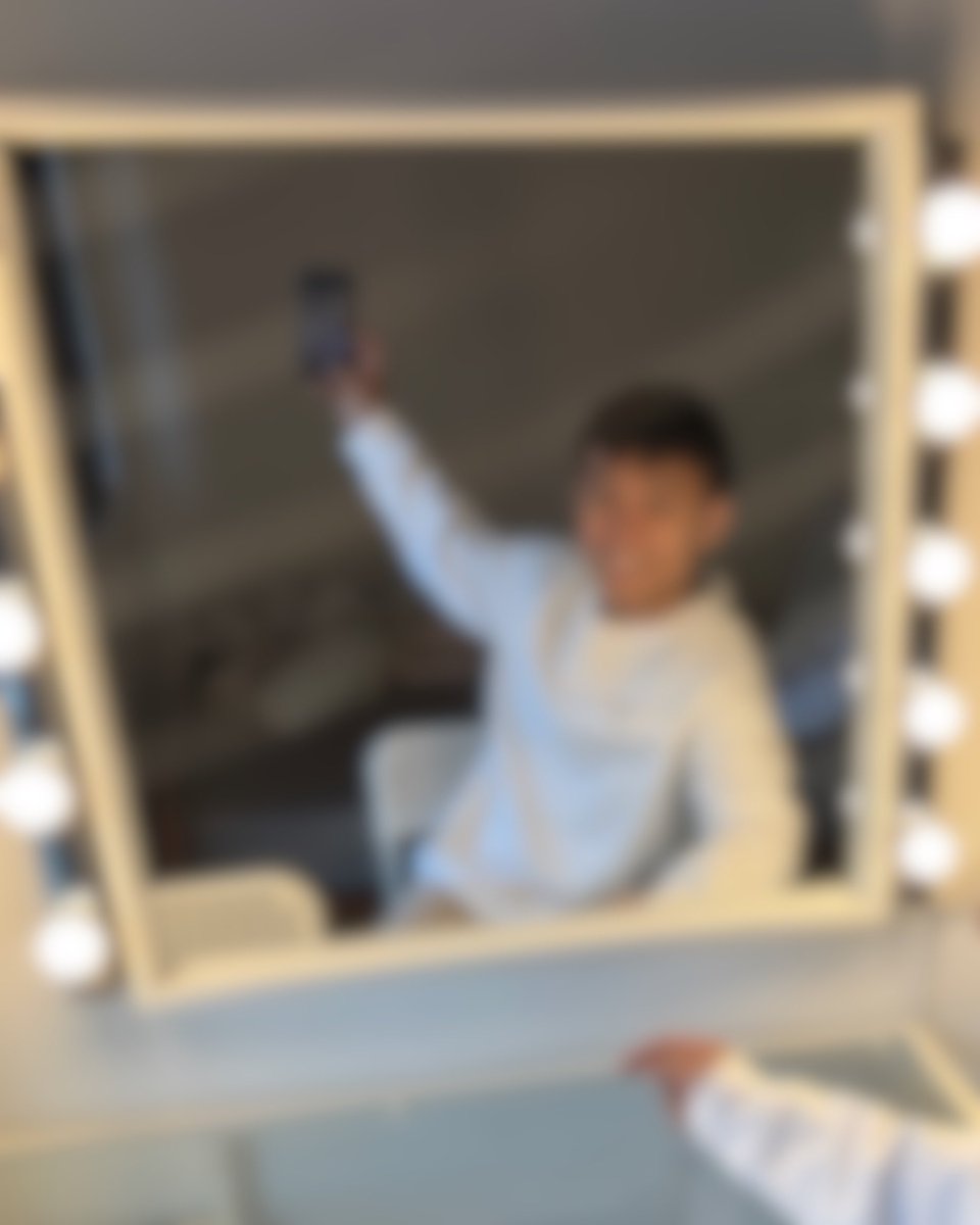 BBIEMBBI's tweet photo. a literal mirror selfie https://t.co/EjHmfTKEFU