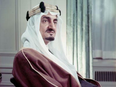 🔴 شاہ فیصل کے قتل کی کہانی 🔴 

 1) شاہ فیصل جو 1964ء میں تخت عرب پر براجمان ہوئے، اسلامی اتحاد کا سوچ رہے تھے۔  اس کا پہلا عمل شاہی بچوں کو امریکہ اور یورپ میں تعلیم حاصل کرنے پر پابندی لگانا تھا۔  اس نے خطرہ دیکھا۔  انہوں نے کہا کہ بچوں کو اپنے ملک میں تعلیم حاصل کرنی چاہیے۔