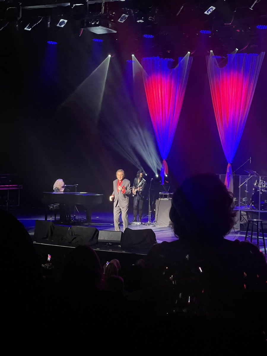NightRoamers's tweet image. Engelbert at Foxwoods tonight.   Loved it.  #engelbert #engelberthumperdinck #foxwoods #greatcedar  #howiloveyou #lastwaltztour #winterworldoflove