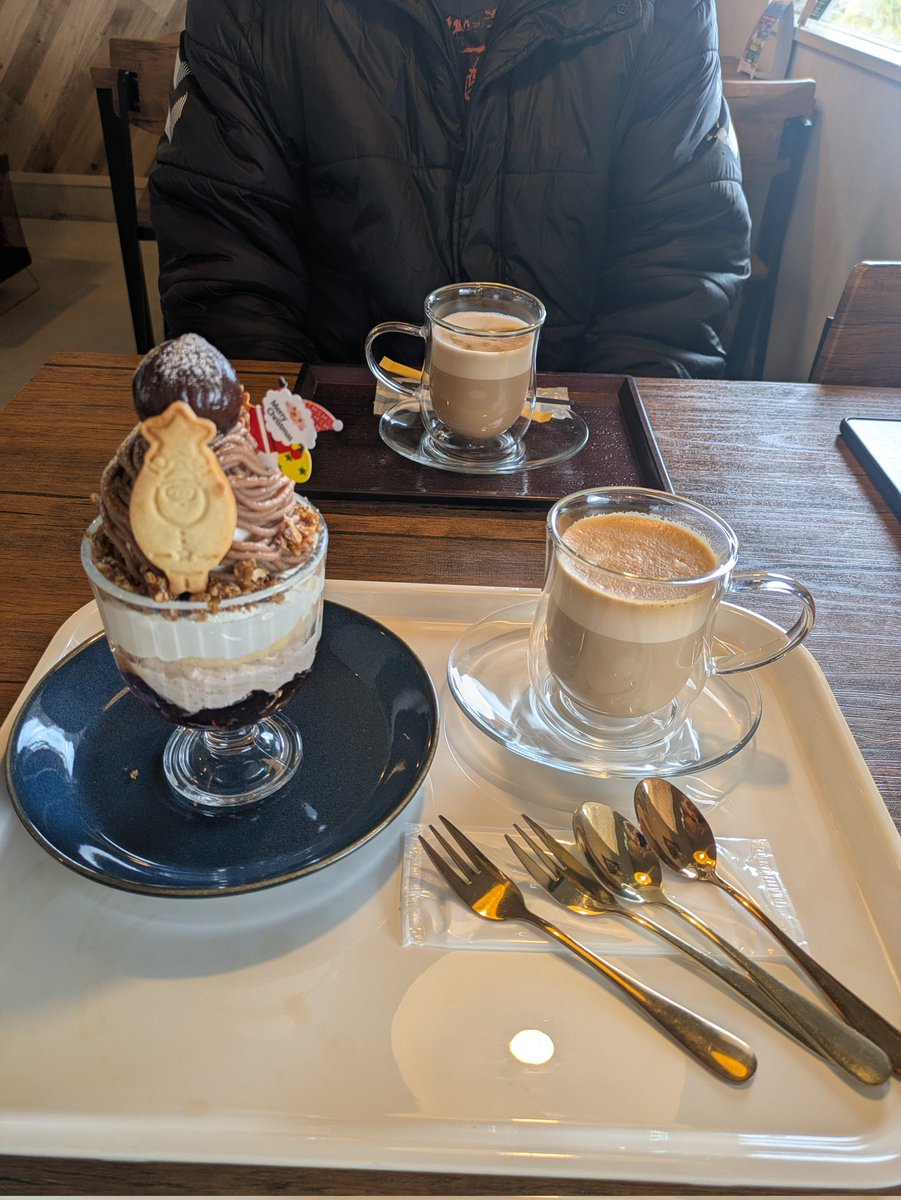 SHINBOSAKO's tweet photo. 子供の試合に来たけど、待ち時間長すぎてカフェで休憩中。正直、今日の試合はちょっとイライラしてまして…笑
カフ��で癒されてます笑
#パフェ
#試合合間に
#癒されてます笑
#カフェ https://t.co/47KVfS7pgM