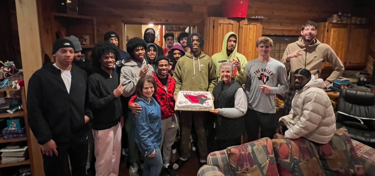 THEVALLEYMBB's tweet image. Grateful for the incredible backbone of our team, the people who make it all possible! Celebrating our journey so far with a great team meal and amazing company. wouldn’t be possible without this love and dedication. Go Cardinals! ❤️ #TVCCFamily #CardinalStrong
