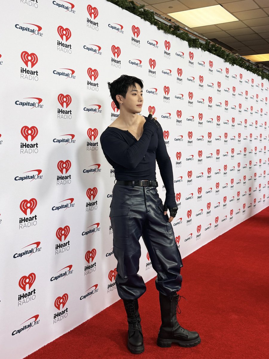 official__wonho's tweet photo. [📸]
Moments of Jingle Ball NY 😃

#원호 #WONHO
#iHeartJingleBall https://t.co/5c8hCu0MFV
