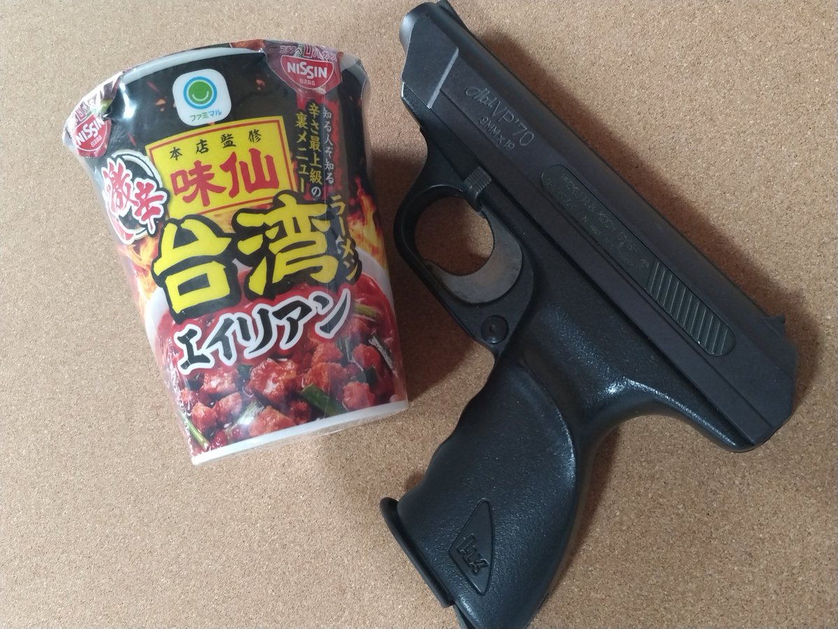 n4440kamo's tweet image. コンビニに売ってた
激辛台湾ラーメン  エイリアン

フタ開けた途端フェイスハガーされそう…
#VP70