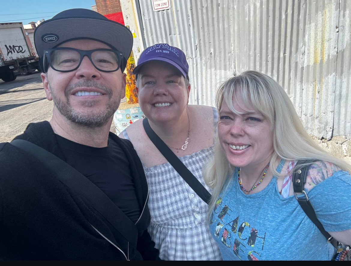 MidwestMommaMel's tweet photo. @DonnieWahlberg Once upon a time there was this gal that used 2 do lives before #BlueBloods Fridays -then I stumbled onto her on TikTok- #Blocktok was formed & this #Donniegirl found her #rideordie - it’s a bittersweet #BlueBloodsFinale 💙❤️🫡 but can’t wait 2 see what’s next @JoesGutterGirl https://t.co/HXxrbpLWzl