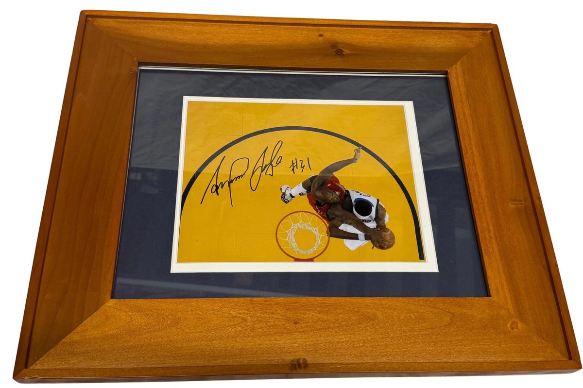 afoyle3131's tweet photo. As part of our #31DaysOfGenerosity, we’re excited to auction a framed, signed photo of Adonal Foyle, Golden State Warriors' all-time block shot leader. 🏀 Bidding closes on 12/31 at 11:59 PM PT, Place your bid here:
https://t.co/lpuIcsWHSp https://t.co/DVlqf7V13u